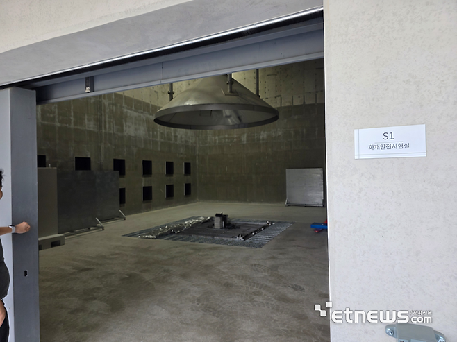 KETI 배터리산업지원센터 화재시험동은 가로 15미터(m), 세로 10미터, 높이 10미터 정도 공간이다. 위에는 굴뚝이 있어 시험이 이뤄지면 연기가 나오기 때문에 BST존에서도 주택가나 대로변에서 가장 먼 안쪽 공간에 위치한다. 아래에는 대형 수조가 있어서 배터리를 한 번에 담가서 끌 수 있도록 하는 장치가 마련돼있다. (사진 = 김영호 기자)