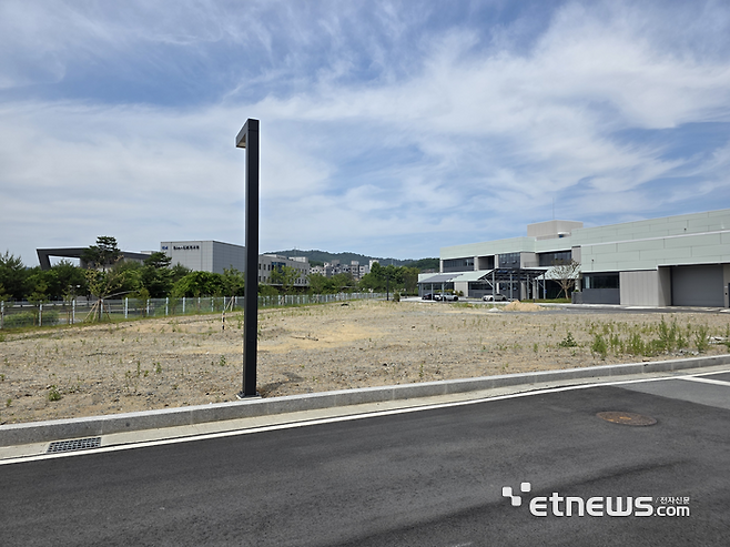 KETI 배터리산업지원센터 내 전고체 배터리 연구동이 들어올 부지. 이곳에는 3층 800평 규모 건물이 설계를 마치고 인허가를 진행하고 있으며, 하반기부터 구축 작업이 진행될 예정이다. (사진= 김영호 기자)