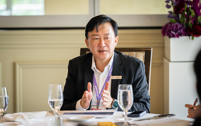 존림 삼성바이오로직스 대표가 17일(미국 현지시간) 미국 메사추세츠주 보스턴의 한 식당에서 열린 기자간담회에서 사업 현안을 설명하고 있다.(사진=삼성바이오로직스)