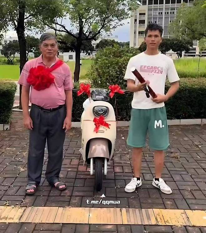 dfe4f3c50d9034c57b9badc44b06d9e2.jpg 선물로 전기오토바이를 사준 아버지