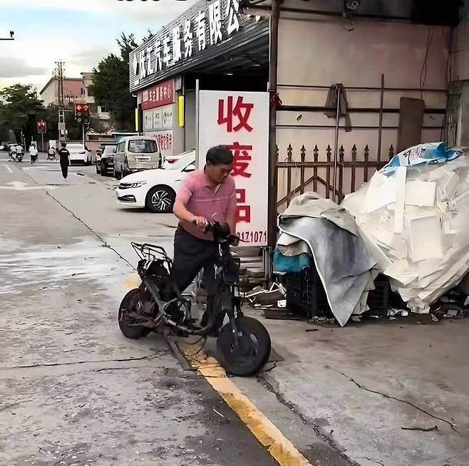 bdaa922525aa7d8a30a984e9fa0ba58b.jpg 선물로 전기오토바이를 사준 아버지