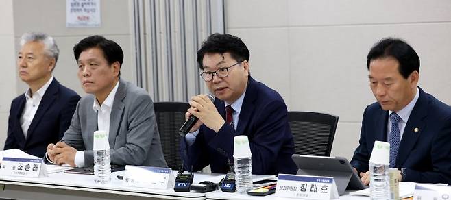 이한주 국정기획위원회 위원장이 18일 오전 세종시 정부세종컨벤션센터에서 열린 기획재정부 업무보고에 앞서 모두 발언을 하고 있다.뉴스1