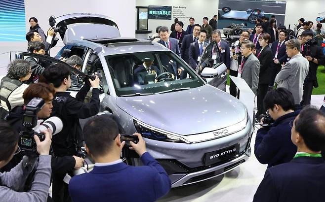 지난 4월 4일 경기도 고양시 킨텍스 제1전시장에서 열린 2025 서울모빌리티쇼에서 관람객들이 중국 전기차 BYD ATTO3를 관람하고 있다. 뉴스1