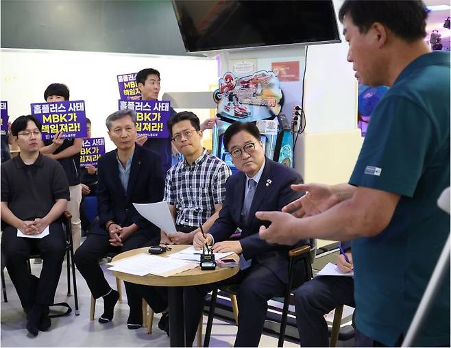 홈플 점주들 고충 듣는 禹우원식 국회의장(왼쪽 네번째)이 18일 서울 노원구 홈플러스 중계점에서 열린 입점점주협의회에 참석해 점주들로부터 애로 및 건의사항을 듣고 있다. 뉴스1