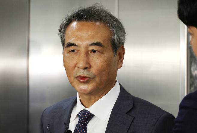 윤석열 전 대통령의 부인 김건희 여사 의혹을 수사할 민중기 특별검사가 17일 서울 서초구 사무실 앞에서 취재진의 질문에 답하고 있다. 연합뉴스