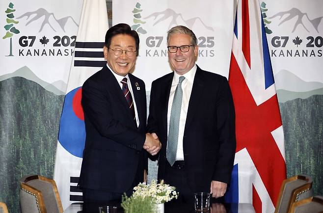 이재명 대통령이 캐나다 앨버타주 캐내내스키스에서 17일(현지시각) 열린 2025 G7 정상회의에서 키어 스타머 영국 총리와 양자회담을 하고 있다. 캘거리/김태형 기자 xogud555@hani.co.kr