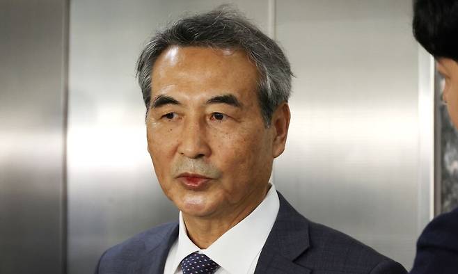 윤석열 전 대통령의 부인 김건희 여사 의혹을 수사할 민중기 특별검사가 17일 서울 서초구 사무실 앞에서 취재진의 질문에 답하고 있다. 연합뉴스