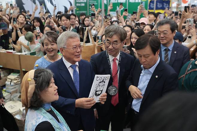 문재인 전 대통령이 18일 서울 강남구 삼성동 코엑스에서 열린 2025 서울국제도서전에서 평산책방을 찾은 독자들과 인사하고 있다. 연합뉴스