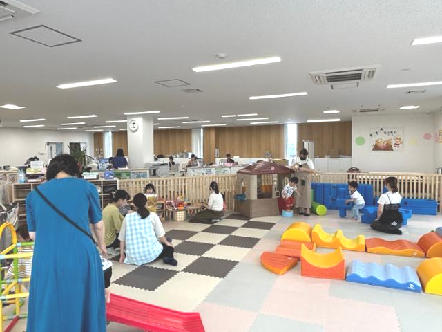 일본 이바라키현 쓰쿠바미라이시 부모와 아이들이 13일 시내 출산·육아 지원 시설인 '오야코마루마루센터'에서 놀고 있다. 아이들 놀이 공간 옆에는 시 직원들이 업무를 보고 있다. 쓰쿠바미라이=류호 특파원
