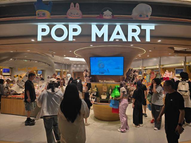 중국 소비자들이 베이징시 차오양구의 한 팝마트 매장에서 상품을 둘러보고 있다. 베이징=이혜미 특파원