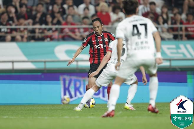 17일 서울월드컵경기장에서 열린 서울과 강원의 하나은행 K리그1 2025 19라운드. 서울 문선민이 후반전 드리블 돌파를 시도하고 있다. 사진=프로축구연맹