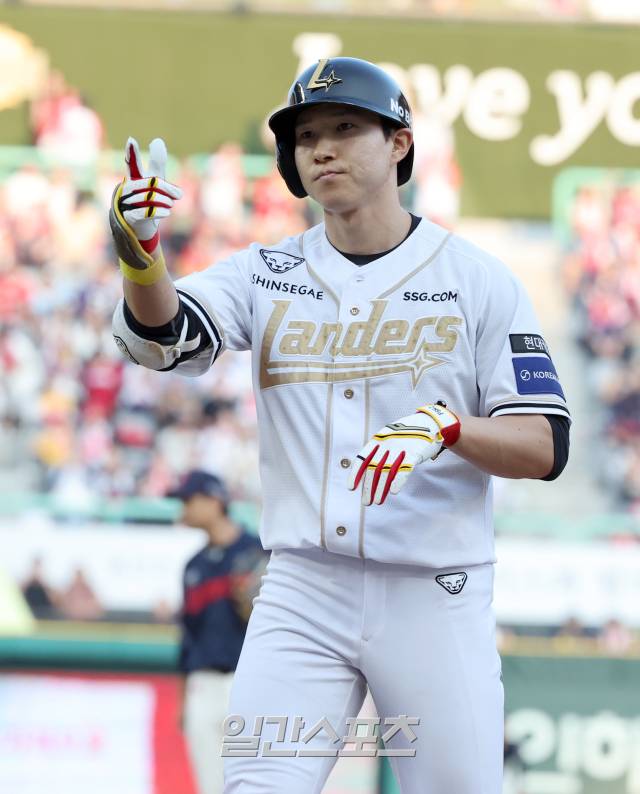 14일 오후 인천 SSG 랜더스필드에서 열린 2025 프로야구 롯데 와 SSG경기. SSG 박성한이 6회 주자 1,3루를 만드는 안타를 기록한 뒤 기뻐하고 있다 인천=정시종 기자&nbsp; /2025.06.14.