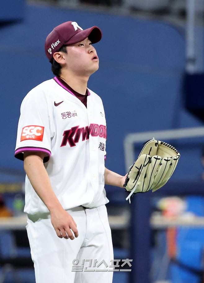 2025 KBO리그 프로야구 키움 히어로즈와 SSG 랜더스의 경기가 17일 오후 서울 고척스카이돔에서 열렸다. 8회초 구원등판한 윤현이 대거 6실점 후 한숨을 내쉬고 있다. 고척=김민규 기자 /2025.06.17/