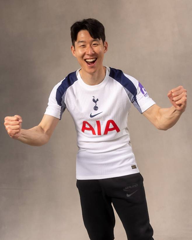2025~26시즌 토트넘의 새 유니폼을 입고 있는 손흥민. 사진=토트넘 SNS