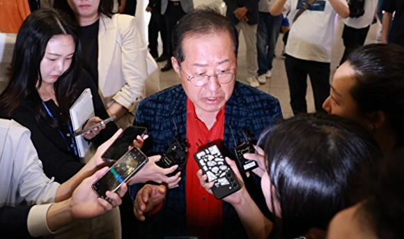 17일 홍준표 전 대구시장이 인천국제공항 제1여객터미널을 통해 귀국, 취재진과 인터뷰를 하고 있다. [사진=연합뉴스]