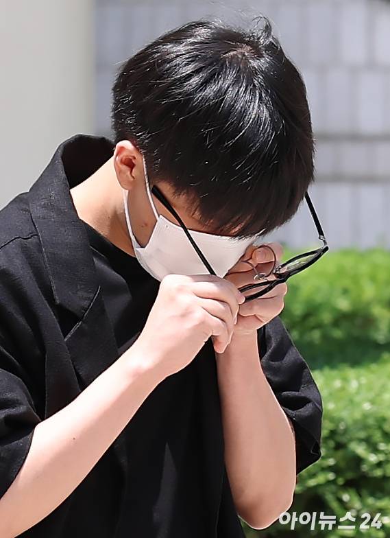 특수준강간 혐의를 받고 있는 그룹 NCT 출신 태일(본명 문태일)이 18일 서울중앙지법에서 열린 태일 등 총 3명의 성폭력 범죄의 처벌 등에 관한 특례법 위반(특수준강간) 혐의 첫 공판을 마치고 법원을 나서고 있다. [사진=정소희 기자]