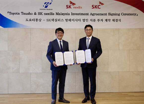 박원철 SKC 사장(오른쪽)이 18일 이마이 토시미츠 도요타통상 사장과 기념 촬영을 하고 있다. [사진=SKC]