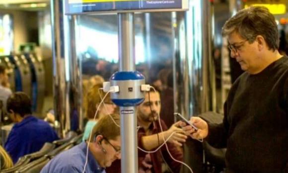 공항 충전 포트에서 스마트폰을 충전하는 사람들 [사진=CBS 뉴스 캡쳐]