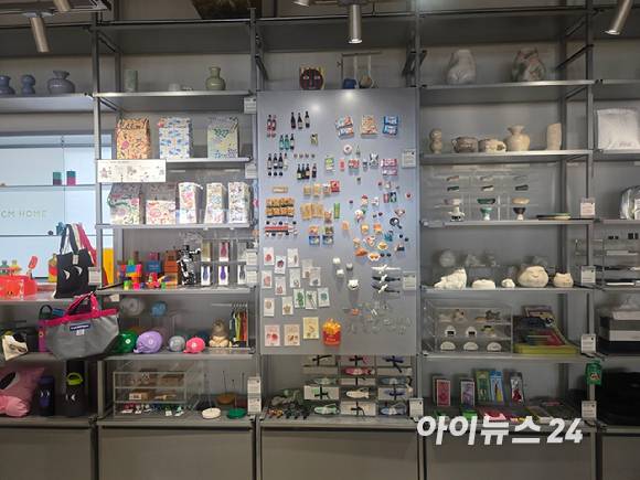 이구홈 성수의 문을 열면 정면에 보이는 아기자기한 소품들. [사진=박은경기자]