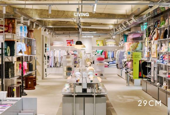 이구홈 성수. 오른쪽에는 셰이투세의 가구와 중앙에는 일광전구. 안쪽으로는 홈웨어. [사진=29CM]