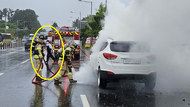지난 16일 오전 스타벅스 직원 한종구, 한선우씨가 매장 인근에서 발생한 차량 화재 현장에서 화재 진압에 나섰다. (사진, 제주소방안전본부)
