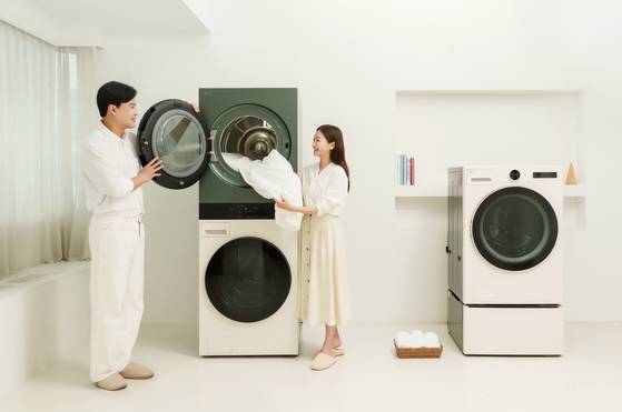 LG전자는 2020년 세탁기와 건조기를 타워형으로 결합한 워시타워를 국내 최초로 선보였다. 지난해에는 버튼 한 번으로 세탁부터 건조까지 한 번에 끝내는 워시콤보를 출시했다. 사진은 모델들이 워시타워를 체험하고 있는 모습. [사진 LG전자]