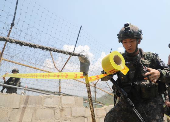 지난 5월 29일 강원 철원 전방지역에서 육군 6사단 GOP 전담대대 장병들이 상황조치훈련을 실시하고 있다. 육군