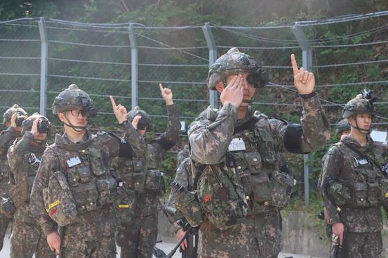 지난 5월 29일 강원 철원 전방지역에서 육군 6사단 GOP 전담대대 장병들이 군장검사를 실시하고 있다. 육군