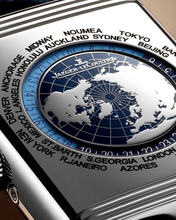 케이스 뒷면에 전 세계 시간을 한눈에 볼 수 있게 직관적인 디스플레이를 탑재했다. 사진 예거 르쿨트르