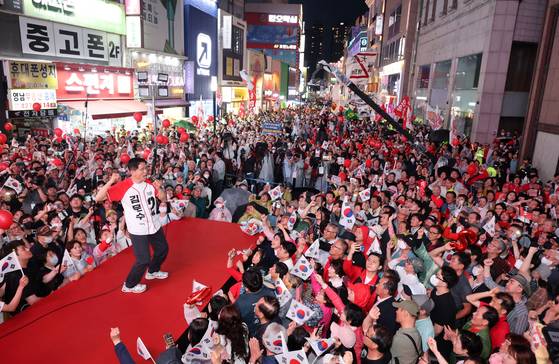 국민의힘 김문수 대선후보가 지난달 28일 오후 대구 중구 동성로 유세장에서 시민들에게 지지를 호소하고 있다. 임현동 기자 20250528