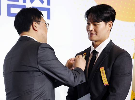 김종국이 지난해 10월 29일 서울 여의도 FKI타워에서 열린 제9회 ‘금융의 날’ 기념식에서 김병환 금융위원장으로부터 대통령표창을 수여받고 있다. 뉴스1