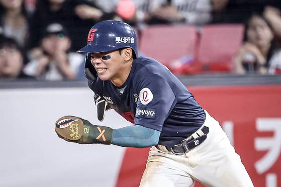 롯데 장두성이 12일 수원 KT전에서 견제구를 맞은 뒤 2루로 전력질주하고 있다. 사진 롯데 자이언츠