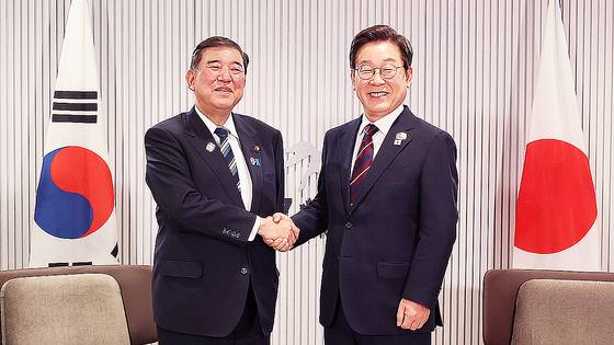 이재명 대통령이 17일(현지시간) 캐나다 앨버타주 캐내내스키스 주요 7개국(G7) 정상회의장에서 열린 한·일 정상회담에서 이시바 시게루 일본 총리와 악수하며 기념촬영을 하고 있다. 김현동 기자