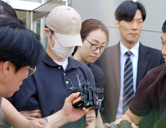 육군 12사단 '훈련병 사망' 사건과 관련해 규정을 어긴 군기훈련(얼차려)을 지시한 혐의를 받는 중대장이 지난해 6월 21일 강원도 춘천지법에서 열린 영장실질심사(구속 전 피의자 심문)를 마치고 나서고 있다. [뉴스1]