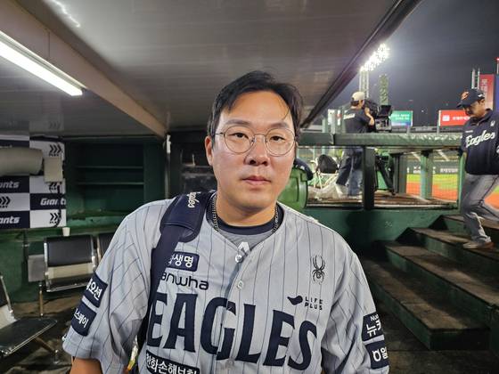 한화 안치홍이 17일 사직 롯데전을 마친 뒤 포즈를 취하고 있다. 이날부터 안경을 새로 끼고 나와 결정적인 3점홈런을 터뜨렸다. 부산=고봉준 기자