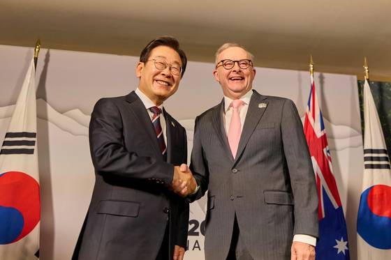 주요 7개국(G7) 정상회의 참석차 캐나다를 방문한 이재명 대통령이 16일(현지시간) 캘거리 한 호텔에서 열린 한-호주 정상회담에서 앤서니 앨버니지 호주 총리와 악수하고 있다. 뉴스1