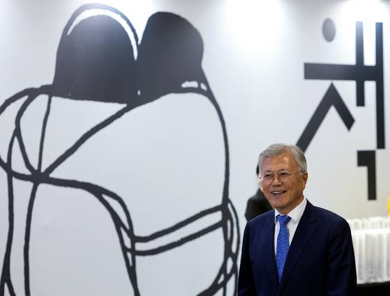 문재인 전 대통령이 18일 오후 서울 강남구 삼성동 코엑스에서 열린 2025 서울국제도서전 한국에서 가장 좋은 책 시상식에 참석하고 있다. 2025.6.18/뉴스1