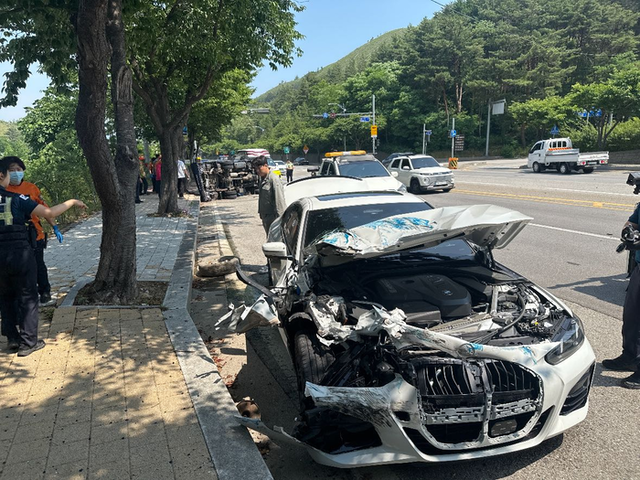 ▲ 18일 오전 10시 29분쯤 동해시 초구동의 한 삼거리에서 승용차가 1t 화물차를 들이받아 80대 남성이 부상을 입고 병원으로 옮겨졌다.  강원소방본부 제공