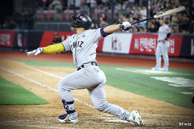 ▲ 크게 배트를 휘두르는 안현민 [연합뉴스]&nbsp;