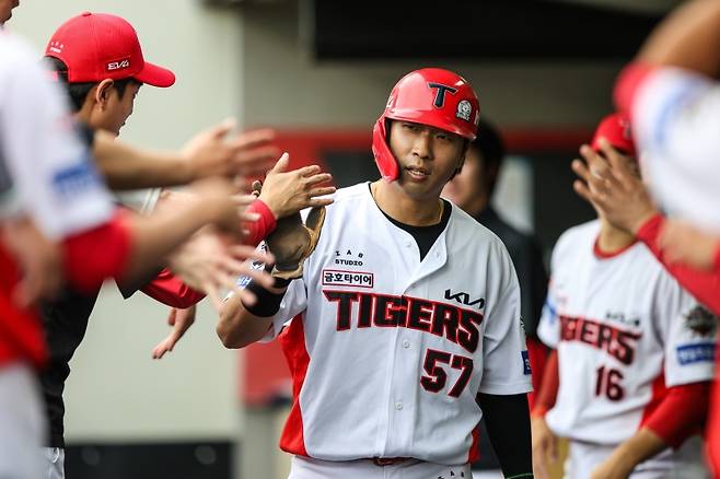 ▲ 득점한 뒤 더그아웃에 들어온 고종욱 [KIA타이거즈]&nbsp;