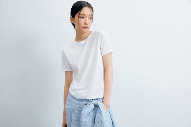 국내 SPA 브랜드 미쏘의 9000원대 베이직 R넥 티셔츠. 사진=이랜드월드 제공