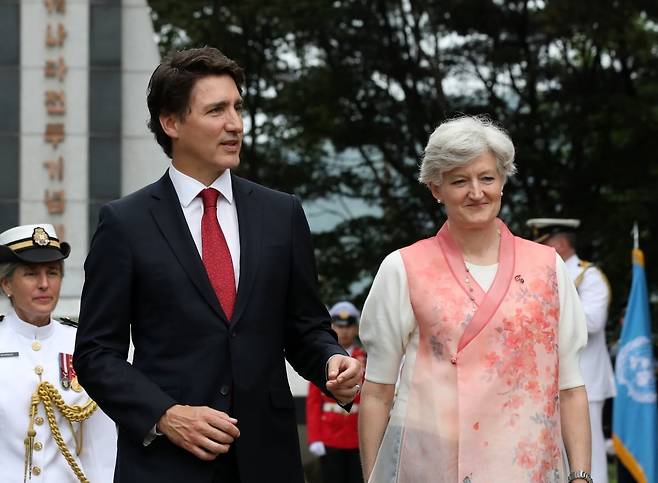 쥐스탱 트뤼도 캐나다 총리가 2023년 5월 18일 오전 경기도 가평 캐나다 전투기념비를 찾아 참배를 마친 뒤 타마라 모휘니 주한 캐나다 대사와 대화하고 있다. /뉴스1