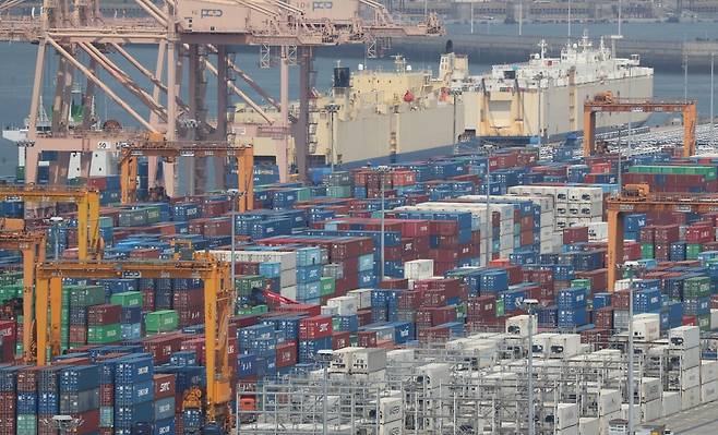 경기 평택항 수출 야적장에 컨테이너들이 쌓여있다. 사진=뉴스1