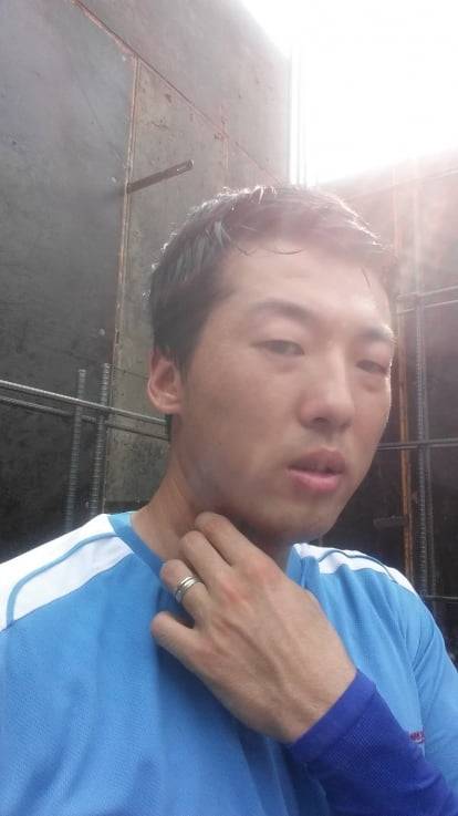 과거 건설 일을 배우기 위해 현장에서 무급으로 일하는 모습(본인 제공)