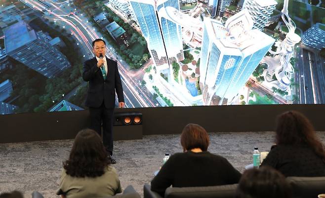 정희민 포스코이앤씨 대표이사가 6월 10일 용산정비창 전면1구역 홍보관을 찾아 차별성 있는 사업제인을 통해 '오티에르 용산'을 성공적인 랜드마크로 조성하겠다는 포부를 밝혔다. 사진=포털사이트 갈무리