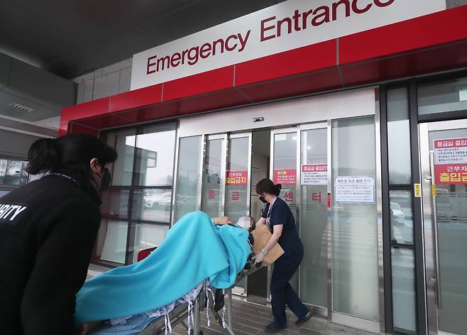 지난해 4월 한 민간인 응급 환자가 경기도 성남시 국군수도병원 응급실로 이송되고 있다./연합뉴스