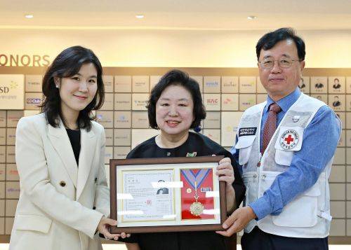 고 이춘조 고문이 적십자사 서울지사에 청소년을 위한 기부금 5천만 원을 전달했다. 사진은 적십자회원유공장 최고명예장을 전달받은 손녀 김지윤 씨(왼쪽), 딸 김유숙 씨, 권영규 적십자사 서울지사 회장(오른쪽)