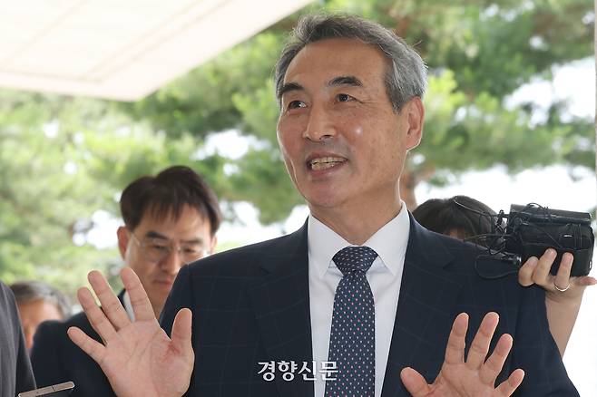 김건희 여사 의혹 관련 수사를 맡은 민중기 특별검사가 18일 서울 서초구 서울고등검찰청에서 박세현 검사장과 면담을 하기 위해 들어서며 취재진 질문에 손을 젓고 있다. 한수빈 기자