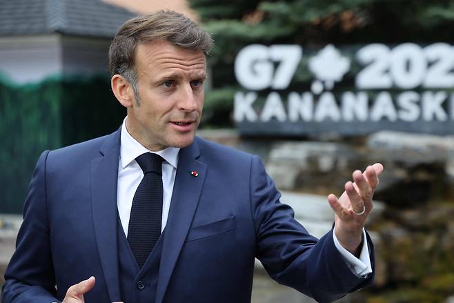 에마뉘엘 마크롱 프랑스 대통령이 17일(현지시간) 캐나다 앨버타주에서 열린 주요 7개국(G7) 정상회의에서 발언하고 있다. AFP연합뉴스