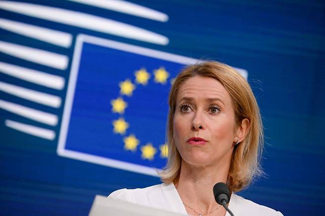 카야 칼라스 유럽연합(EU) 외교·안보 고위대표가 17일(현지시간) 벨기에 브뤼셀에서 중동 정세 대응을 논의하기 위한 EU 외교장관 비공식 화상 회의 후 기자회견에서 발언하고 있다. AFP연합뉴스